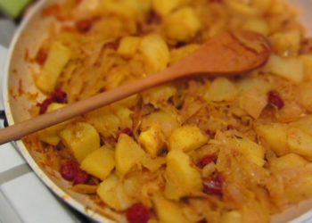 Kolbászos savanyúkáposzta krumplival – recept